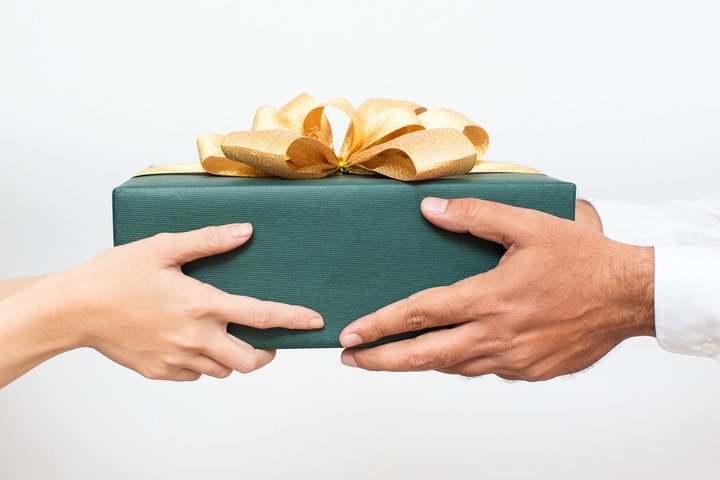 The Model Employee: 6 Tips to Pick a Gift for Your Boss